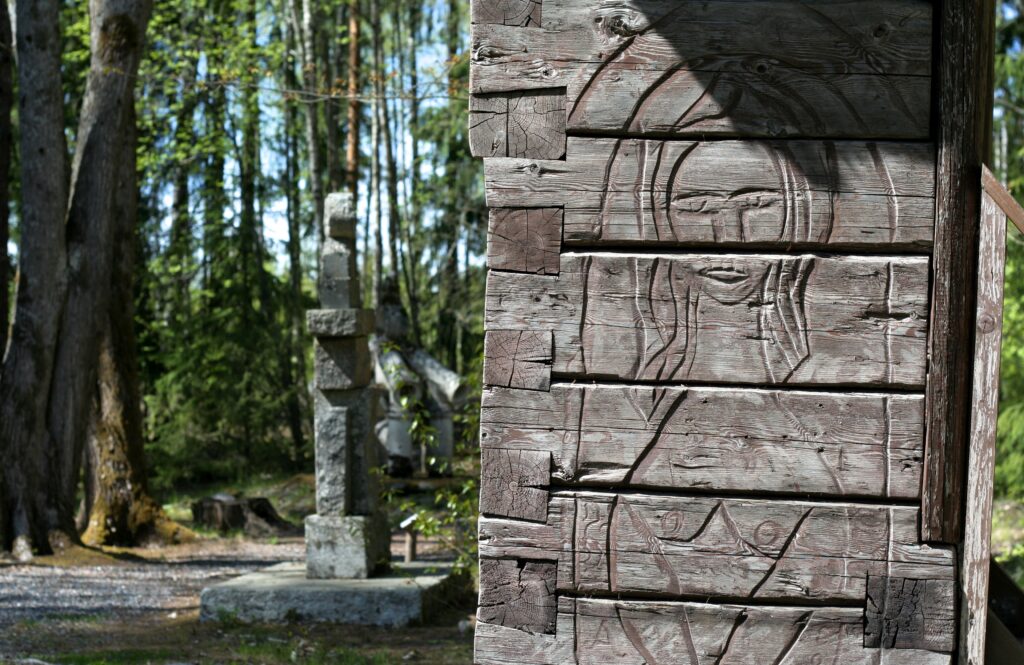 Kuva: Puinen taideteos Saarnastuoli Alpo Jaakolan Patsaspuistossa