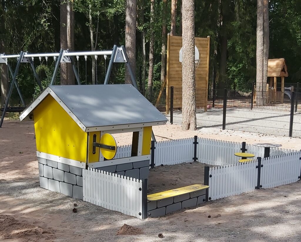 Kuva: Hirvimetsän päiväkodin leikkikioski.