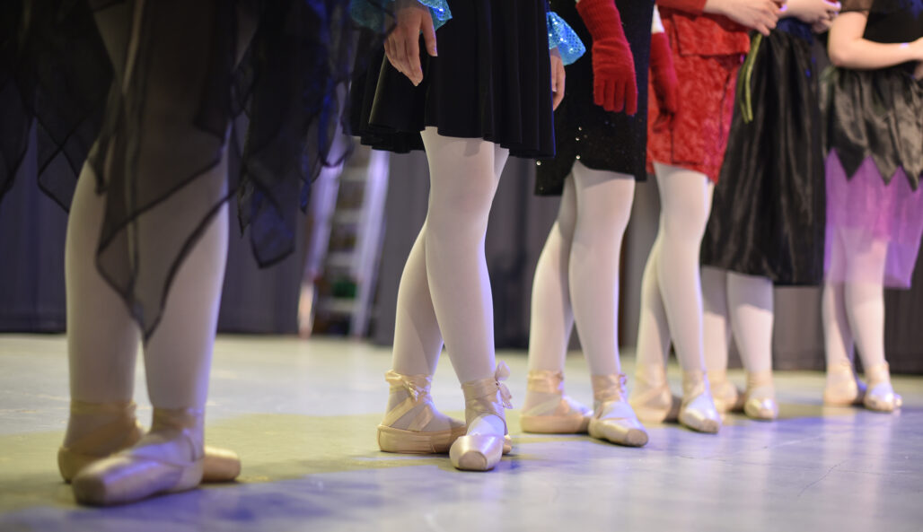 Balettitanssijoiden jalat alkuasennossa.