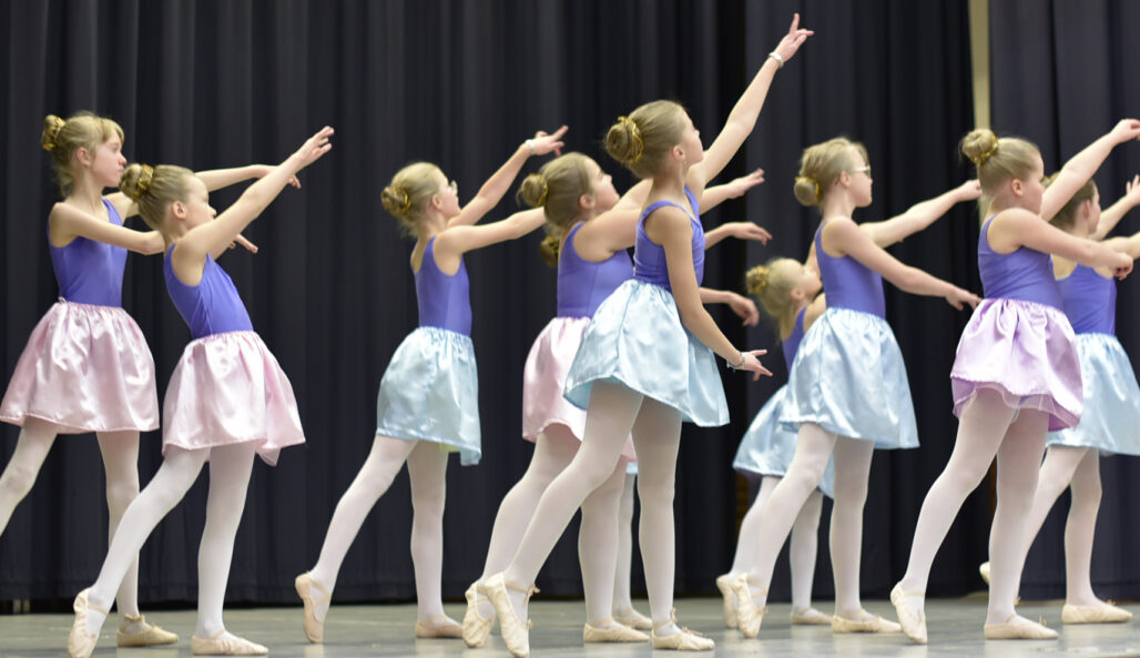 Nuoria balettitanssityttöjä lavalla.