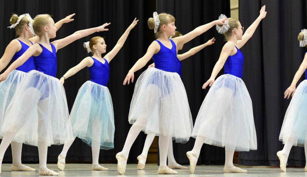 Balettitanssija tyttöjä sinivalkoisissa asuissa.