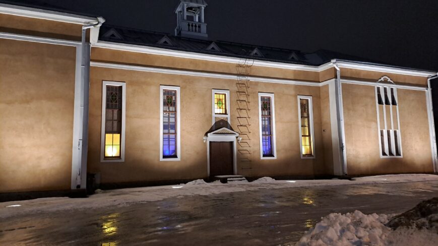 Heimolinnan rakennuksen ikkunoiden sinikeltainen väritys Ukrainan tukemiseksi.