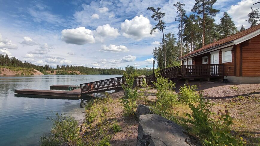 Melliläjärven rantasauna ja terassinportaat laiturille.