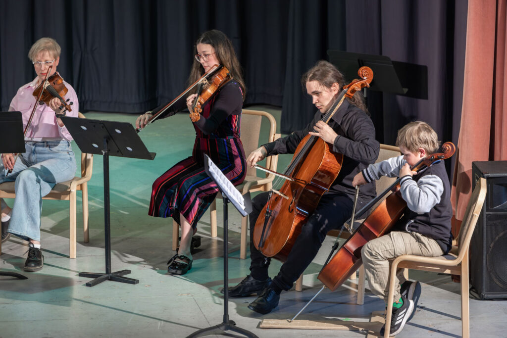 Kaksi viulunsoittajaa ja kaksi sellonsoittajaa esiintyvät.