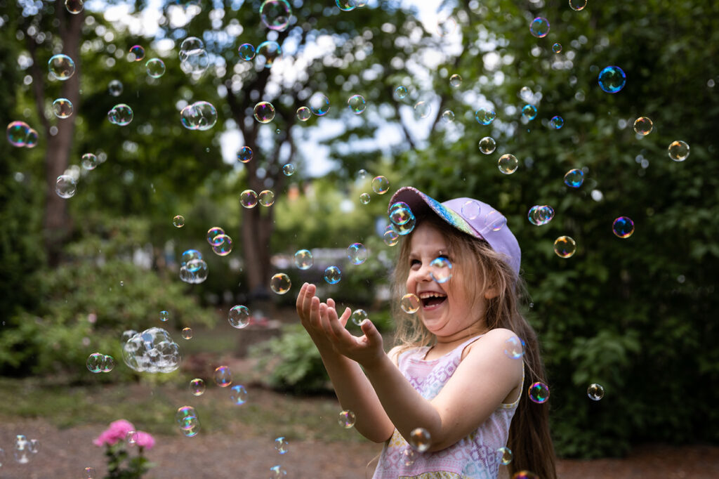 Kuva: Loimaa on yllättävän lähellä irtiottoihin. Ota ilo irti vaikkapa saippuakuplista rata-autoiluun tai Tiibetin taiteesta maatalousmuseon arkeen.