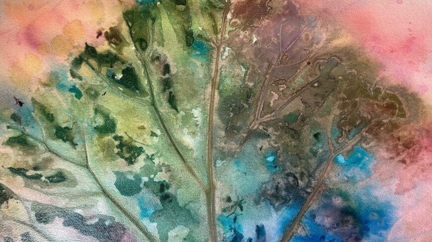 Kasvin lehti on painettu akryylimusteella paperille. Teoksessa on käytetty kaikkia päävärejä.