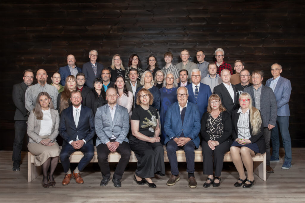 Kuvassa Loimaan kaupungin valtuuston jäsenet. Kuva otettu 2025. Kuva: Pirjo Tuominen/Studio Walo