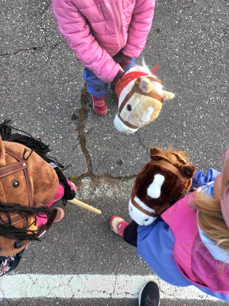 Kolme ruskea valkoista keppihevosta kokoontunut yhteen.