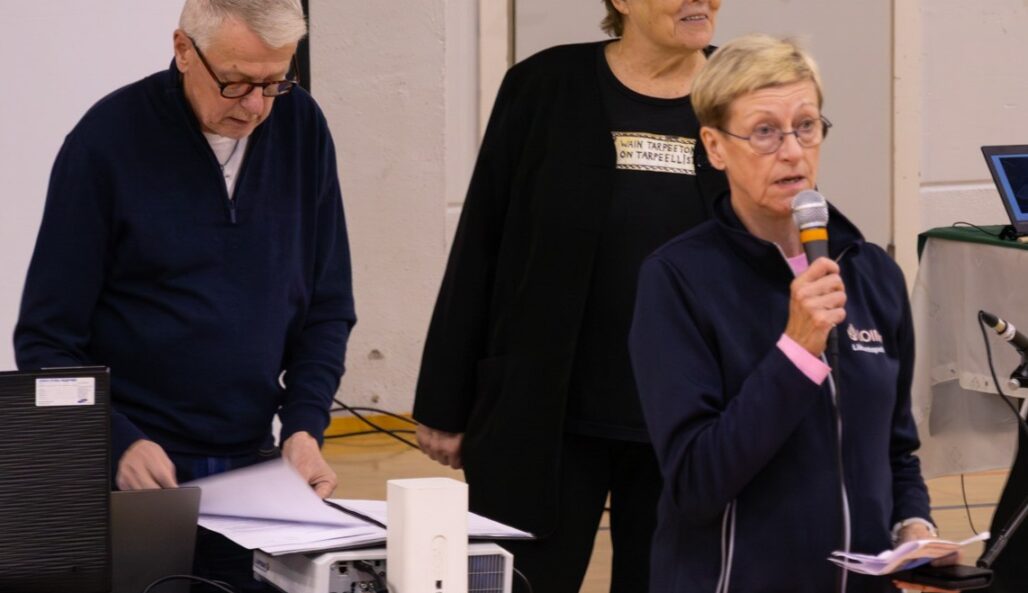 Heikki Vainio, Tarja Mäki ja Eila Nummila senioripäivän tapahtumassa pitämässä puhetta.