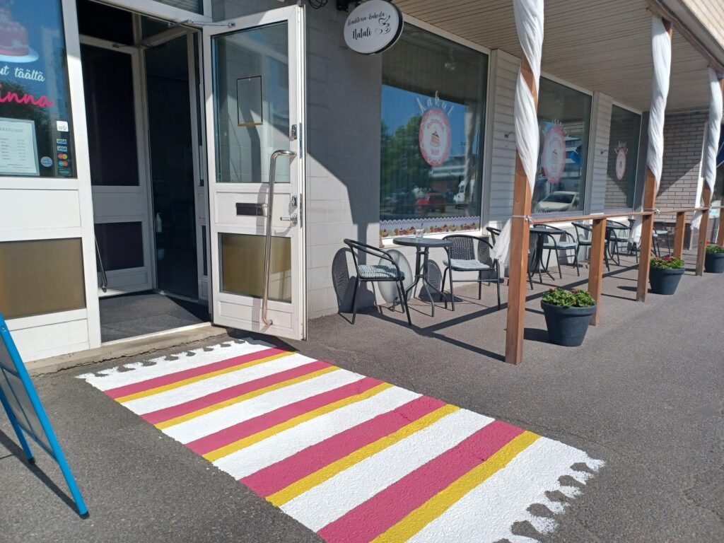 Kuva: shoppaile Loimaalla hyvän palvelun putiikeissa tai pysähdy nauttimaan kahvihetkestä.