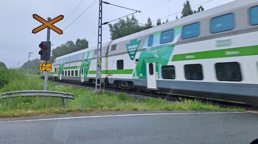 Juna tasoristeyksen kohdalla