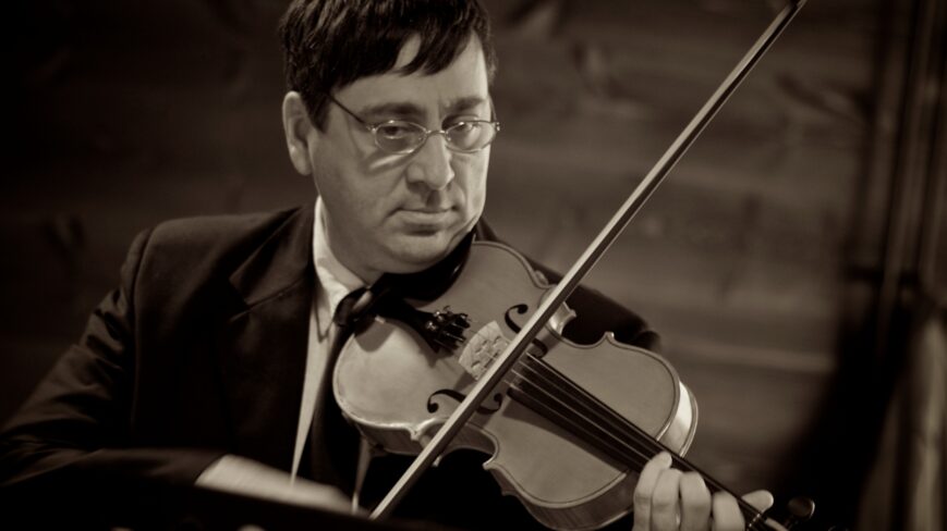 Kuvassa muusikko Ferenc Juhasz soittaa alttoviulua.