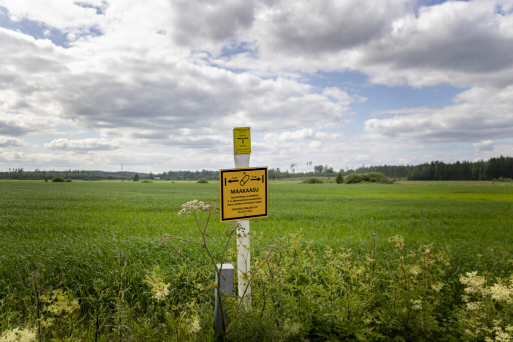 Kuvassa kaasuverkon rakentamisen jälkeen ennallistettu ja maanomistajalle viljelykäyttöön palautettu pelto.