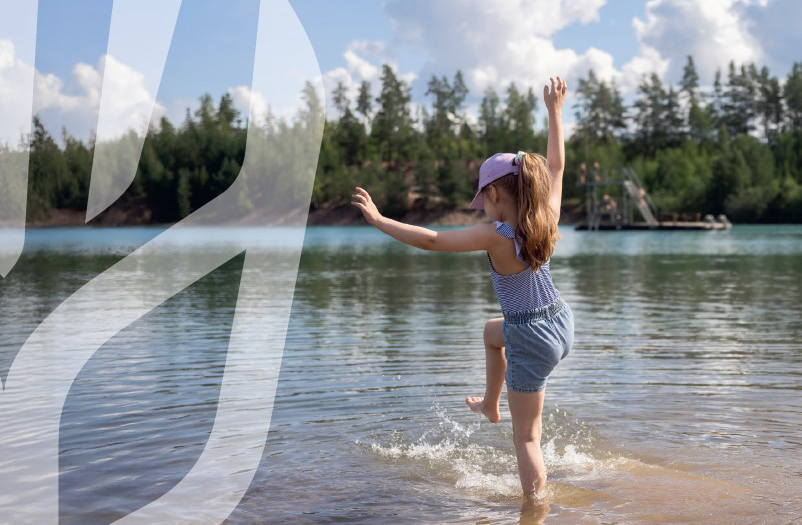 Kuva: Matkailuesitteen kansikuvana Melliläjärven ihana hiekkaranta ja vedessä leikkivä tyttö.