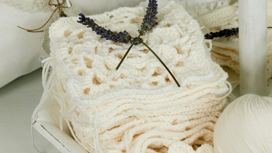 Kuvituskuva, jossa on neule.