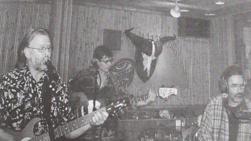 Kuvassa loimaalainen For now-yhtye soittaa.