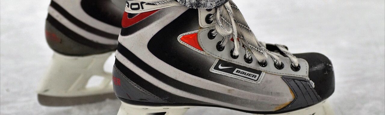 Kuvituskuva, jossa on jääkiekkoluistimet.