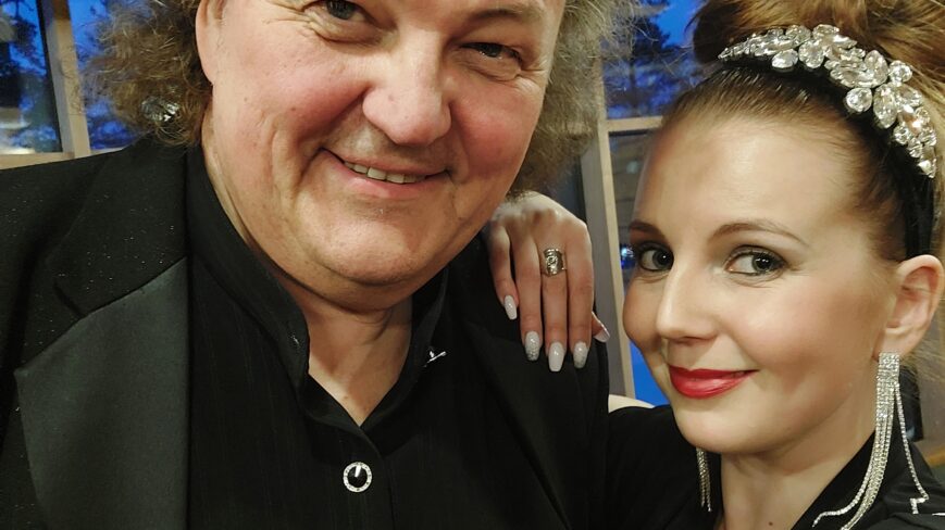 Jouni ja Anna-Claudia Somero poseeraavat vierekkäin hymyillen