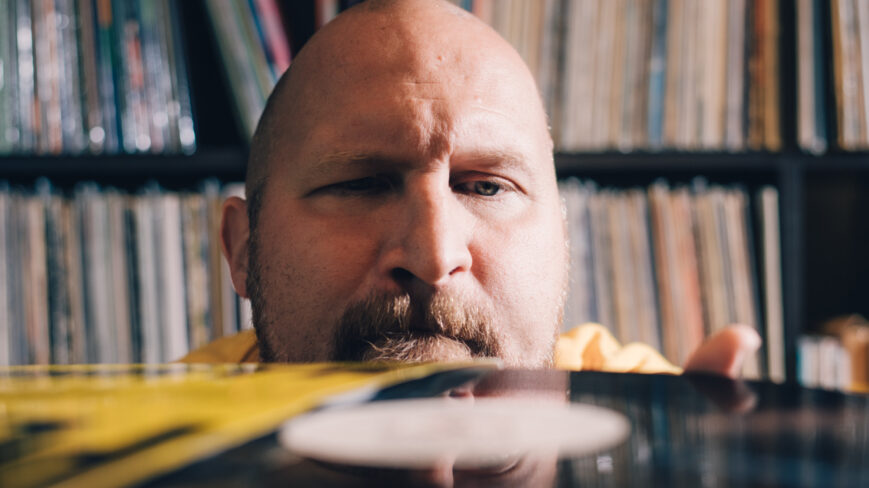 Kuvassa Karri Miettinen, alias Paleface jonka kasvot näkyvät vinyylilevyn takana.