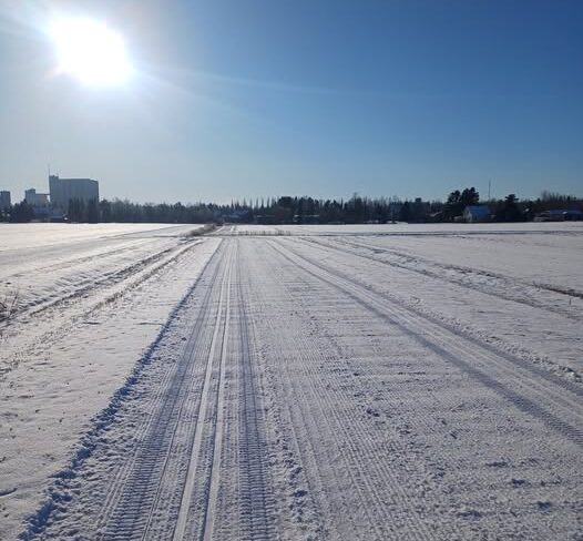 kuvassa: Peltolatu Loimaalla aurinko paistaa.
