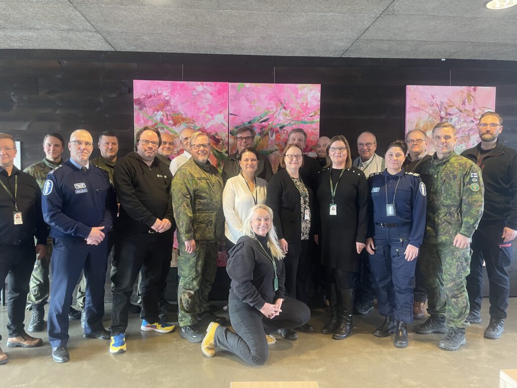 Paikallispuolustusharjoituksen pöytäpelissä alueelliset viranomaiset harjoittelivat eri häiriötilanteita. Kuvassa harjoitukseen osallistuneita viranomaisia