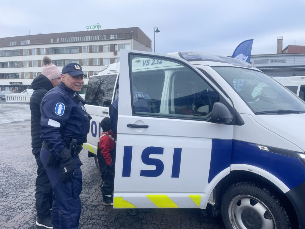 Lounais-Suomen poliisi esittelemässä virka-autoa