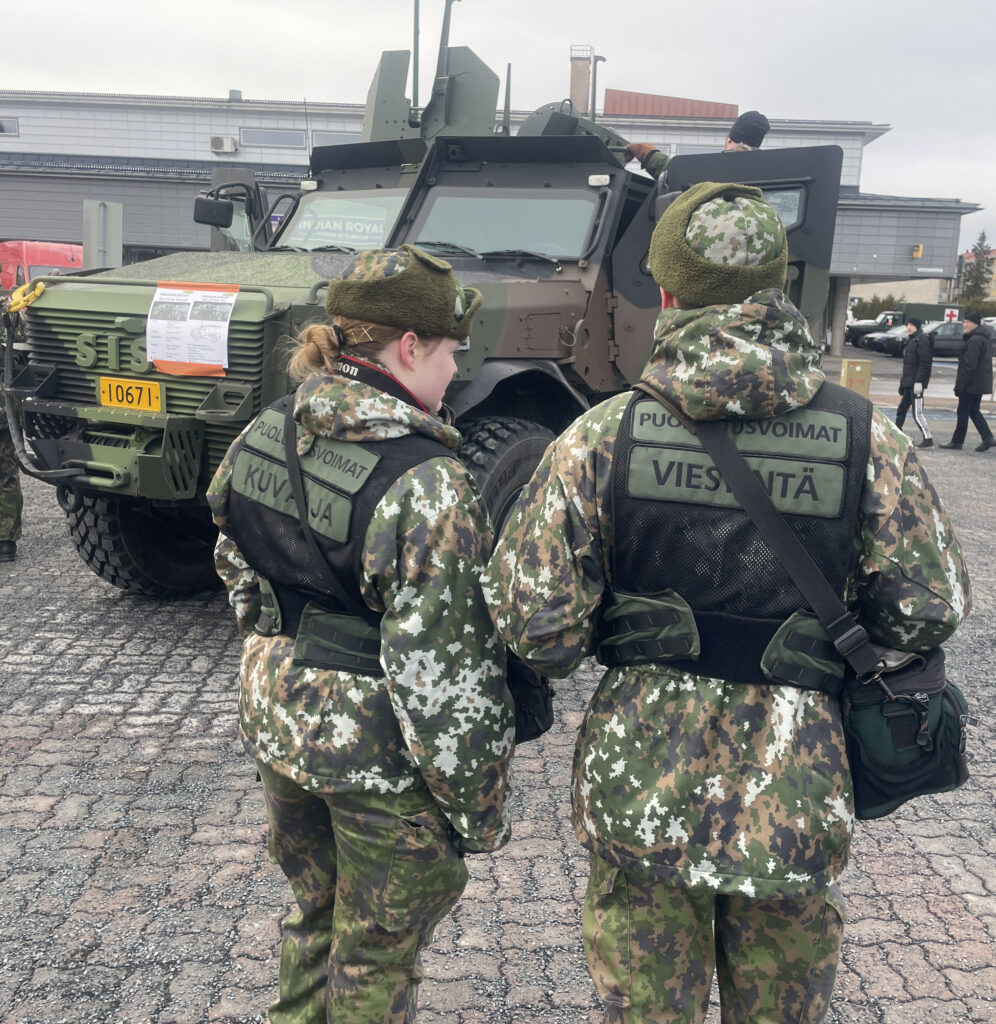 Porin prikaatin kaksi viestintähenkilöä taktisen ajoneuvon SISU GTP:n edessä