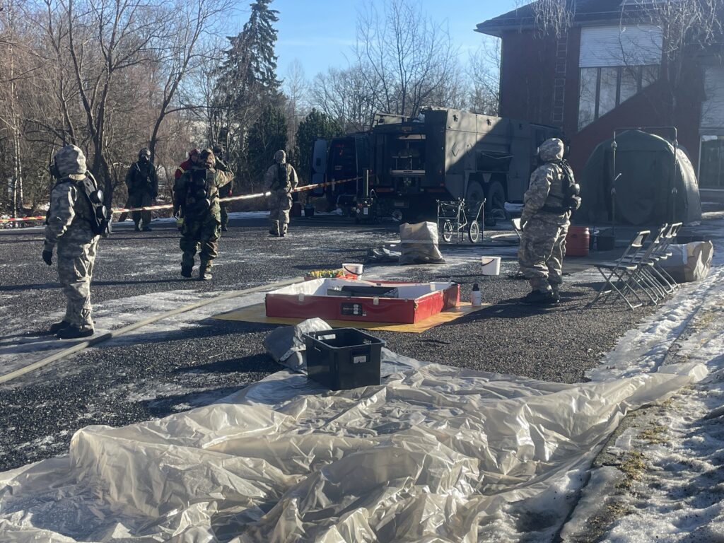 Harjoitustilanne Loimaan vanhan kaupungintalon läheisyydessä, Virginian kansalliskaartin sotilaita työssään