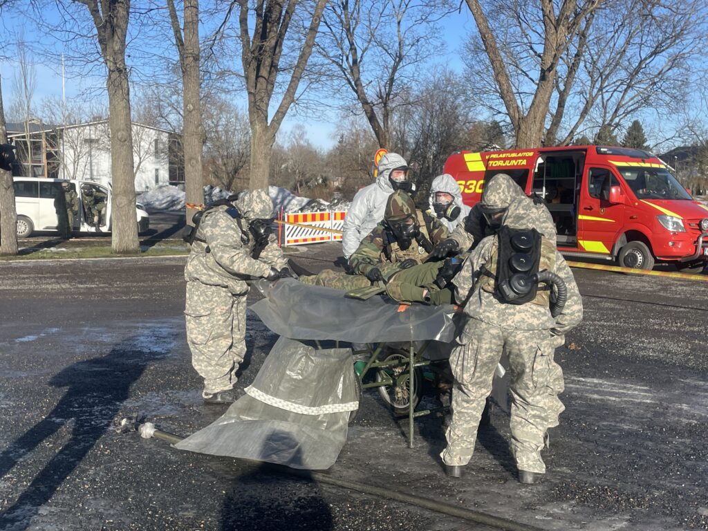 Harjoitustilanne Loimaan vanhan kaupungintalon läheisyydessä, Virginian kansalliskaartin ja puolustusvoimien sotilaita työssään
