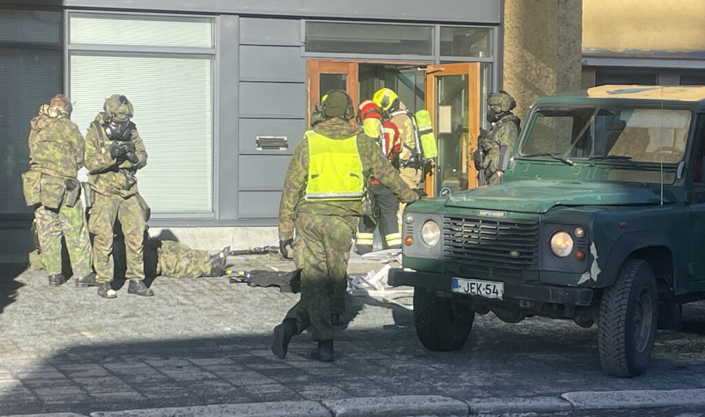 Harjoitustilanne Loimaan vanhan kaupungintalon edessä viranomaisyhteistyön merkeissä