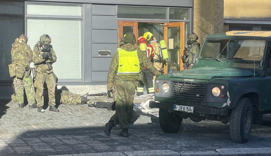 Training exercise in front of the old town hall in Loimaa as part of inter-agency cooperation