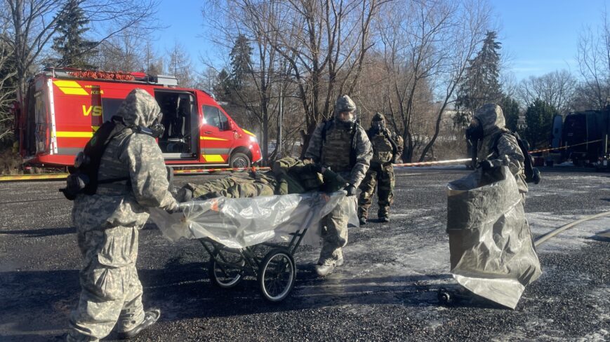 Harjoitustilanne Loimaan vanhan kaupungintalon läheisyydessä, Virginian kansalliskaartin sotilaita työssään