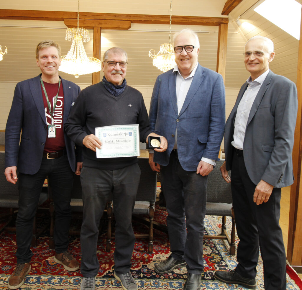 Loimaa-mitali luovutettiin ansioituneelle yrittäjälle Markku Mäkitalolle. Mitalin luovutustilaisuudessa Paavo Laaksonen (vas), Markku Mäkitalo, Olavi Ala-Nissilä sekä Jari Rantala