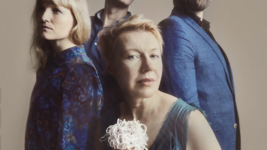 Quartet Ajaton -yhtyeen esiintyjät promootiokuvassa. Yllään siniset siistit asusteet.