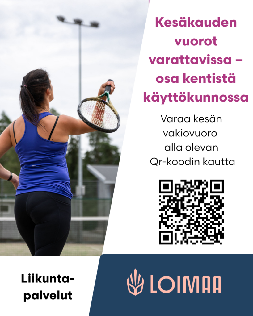 Kuvassa nainen lyö tennismailalla palloa ilmaan. Tekstinä vieressä: Varaa kesän vakiovuoro alla olevan Qr-koodin kautta