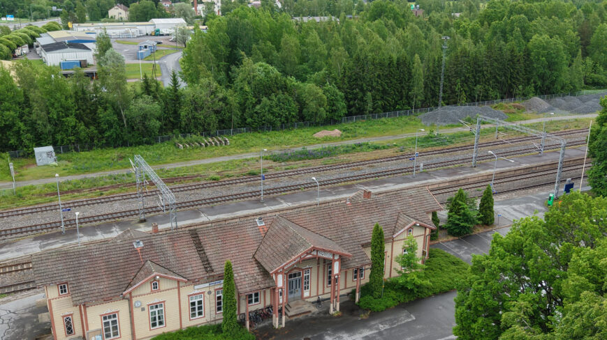 Loimaan Rautatieasema taivaalta kuvattuna kesällä. Taustalla raiteet sekä viljasiilot.