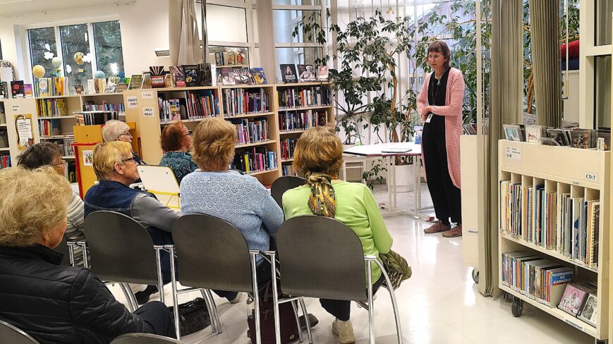 Kuvassa on lasten- ja nuortenkirjailija Mari Kujanpää Alastaron kirjaston kirjailijaillassa.